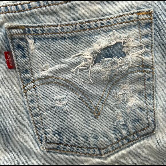 Woman’s Levi’s 550 Relaxed Tapered Frayed Stars Shorts - Picture 4 of 5